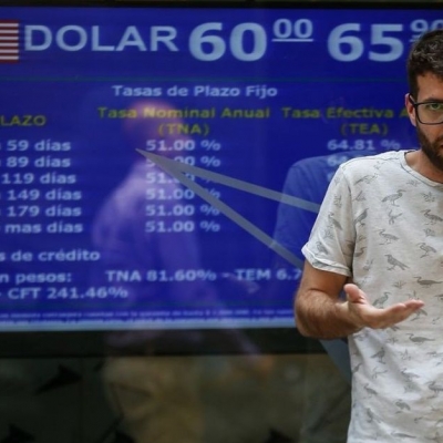 El dólar oficial sigue estable en $62,25 pero se disparó el blue por encima de los $69