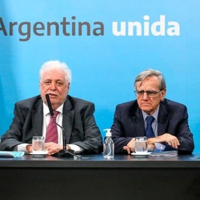 Coronavirus en Argentina: un infectólogo que asesora al Gobierno pidió que los médicos cubanos que llegarán al país “rindan un examen de reválida”