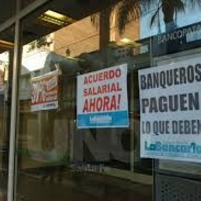 Tres días de atención reducida en los bancos privados y estatales