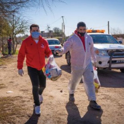 Brindan asistencia alimentaria en barrios para evitar circulación