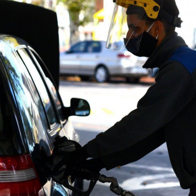 Combustibles: el Gobierno postergó una suba de impuestos y frenó así un nuevo incremento en la nafta