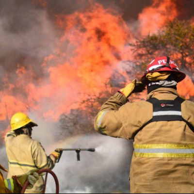 Disponen un premio de 10 mil pesos para los bomberos que combaten incendios forestales
