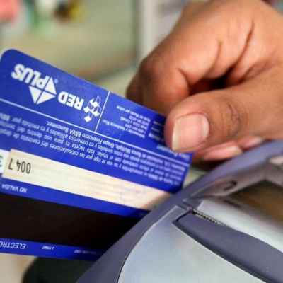 Extienden hasta fines de marzo el reintegro del 15% en compras con tarjeta de débito