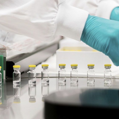 La UE investiga efectos adversos de la vacuna de Janssen y AstraZeneca retrasa entregas
