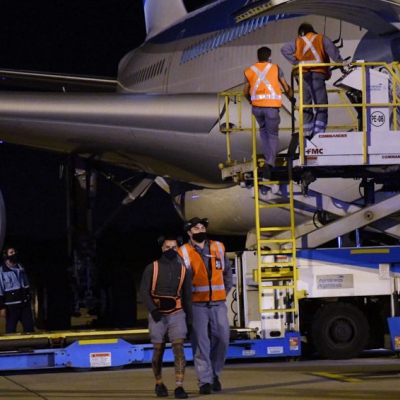 Llega por Aerolíneas Argentinas el primer lote del principio activo para la fabricación de vacunas