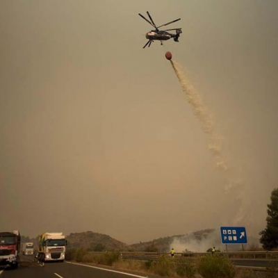 Un bombero muerto y cientos de evacuados por incendio en sur de España