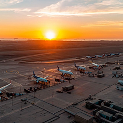 Dos bomberos murieron cuando su vehículo chocó con un avión que intentaba despegar en Lima