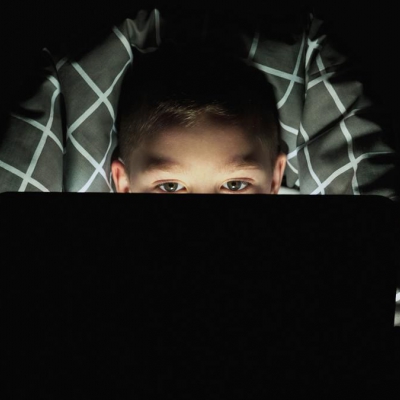 Aconsejan controlar el tiempo de las infancias frente a las pantallas electrónicas