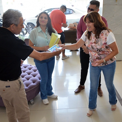 Brizuela y Doria entregó obleas de estacionamiento gratuito a turistas