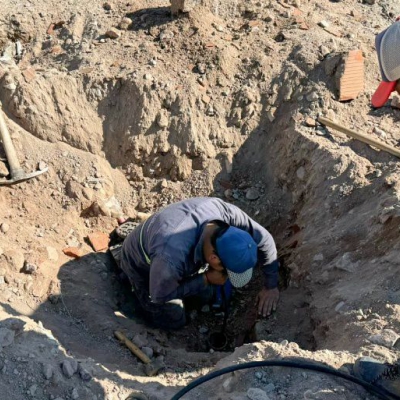 Trabajan en Nonogasta para mejorar la presión de agua en tres barrios afectados