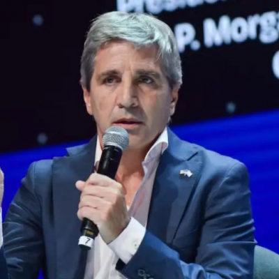 Con estilo propio, Caputo "presiona" para que bajen los precios de alimentos en supermercados