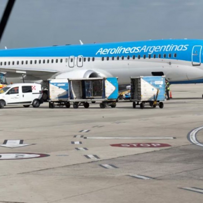 El Gobierno les advirtió a los gremios aeronáuticos que cerrará Aerolíneas si no frenan las medidas de fuerza