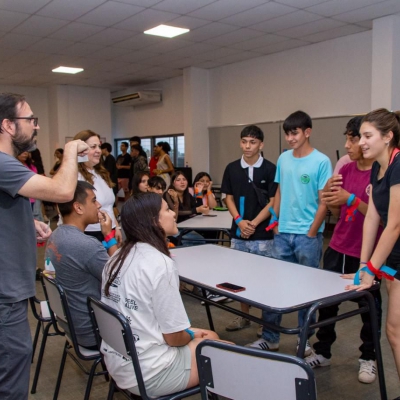 Dictaron taller sobre consumos digitales a jóvenes del programa "Vale la Pena"