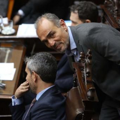 El Gobierno vuelca su atención al Senado y apuesta a victorias parlamentarias para tapar el criptogate