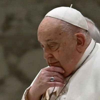 El papa Francisco continúa en estado "crítico", con signos de insuficiencia renal