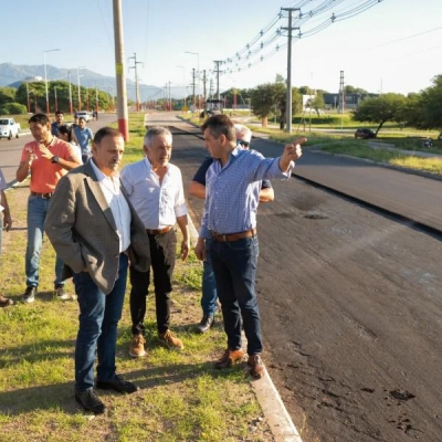 El gobernador inspecciona el progreso de la avenida Los Cactus