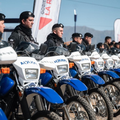 Entregaron móviles a la Policía y presentaron "parques y plazas seguras"