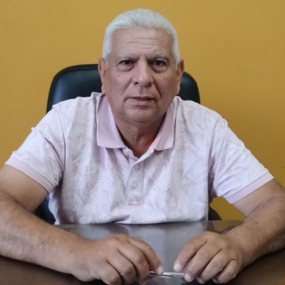 Operarios de energía con medidas de fuerza