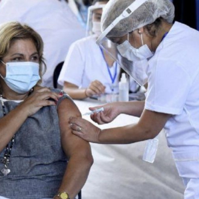 Vacunan a mayores de 50 años con segunda dosis de Moderna