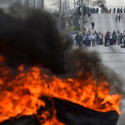Reportan tres heridos tras la irrupción de 2.000 manifestantes al aeropuerto de Arequipa en Perú